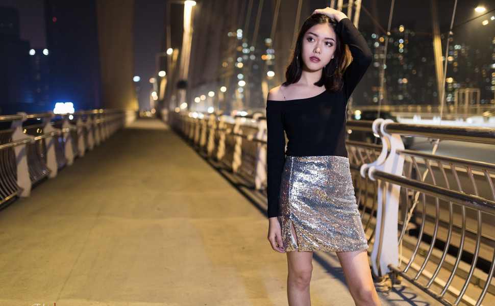 公园凉亭惊现反差女神！老大爷面前全裸换衣猛揉湿穴，路人围观下巴掉地上