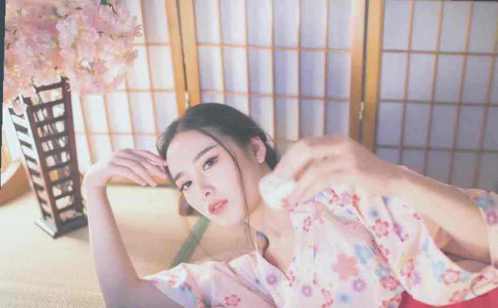 山东日照金海路公园凌晨发生不雅一幕：醉酒歌厅女子行为失控引外卖员驻足拍摄