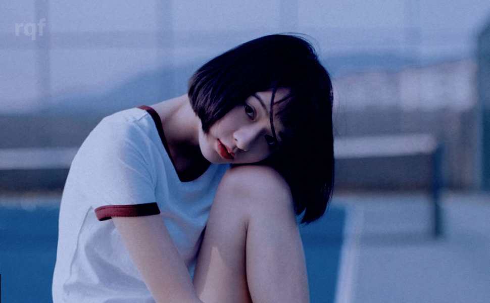 青州古巷深夜不雅事件：绿裙女子街头服务猥琐男，全程淡定引围观