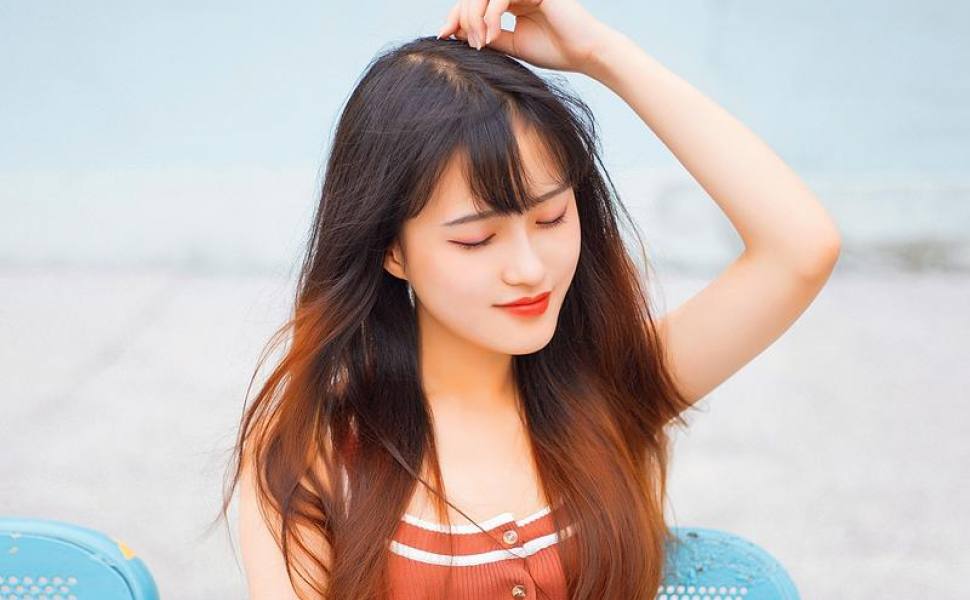 网红【酣睡小熊】深夜被金主召见，街头制服秀引爆热议：钱到位，女神秒变听话宝贝？