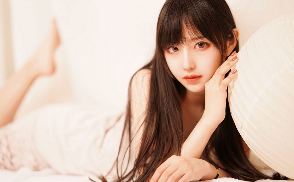 重庆原配当街怒打小三，社区热议背后：漂亮女子为何陷入情感漩涡？